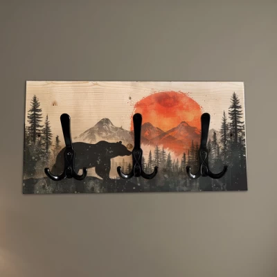 Wieszak myśliwski z personalizacją "Niedźwiedź w Lesie" - szkic z górami