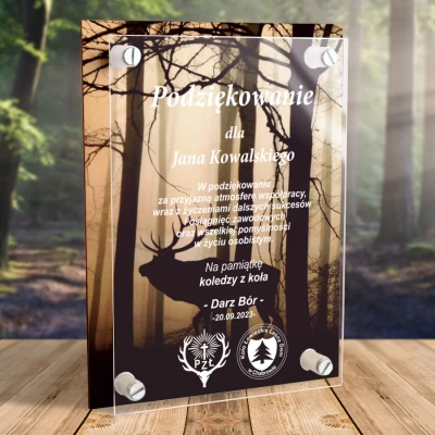 Jeleń w ciemnym lesie Podziękowanie myśliwskie na drewnie i pleksi