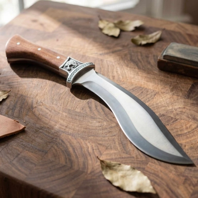 Maczeta Kukri z drewnianą rękojeścią i grawerem