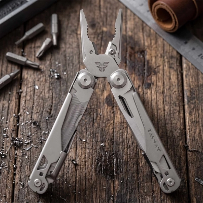 Multitool z grawerem – 18 funkcji, klucze, stal, srebrny