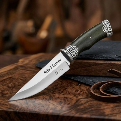 Nóż myśliwski z zieloną rękojeścią z grawerem Nóż myśliwski z zieloną rękojeścią z grawerem
