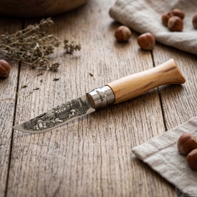 Nóż Opinel No 8 z grawerem grzybów – drewno oliwne